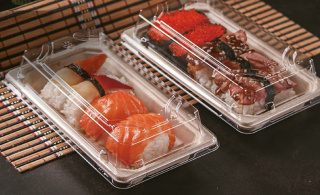 Eko SUSHI TACKA 10szt. z deklem R-pet, niedzielony, liść palmowy 200 ml, 4,4 cm x 22 cm x 14,2 cm z deklem R-PET komplet