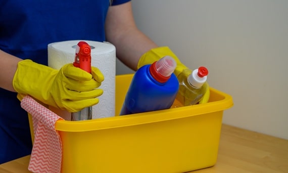 Środki czystości – jakie wybrać do domu, a jakie do firmy?