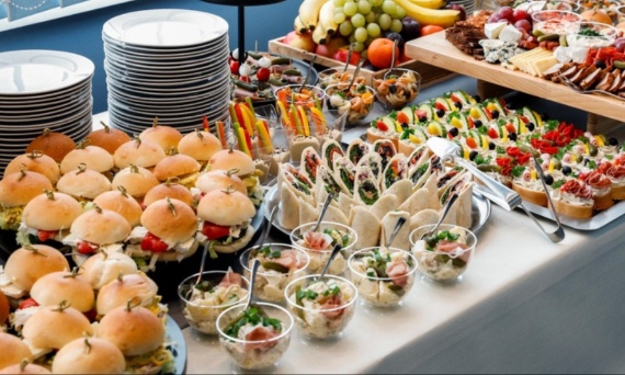 Finger food – modne przekąski na jednego kęsa – w czym je podać?