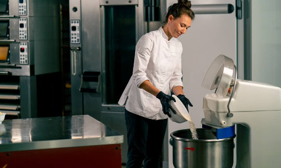 Środki czystości w gastronomii: Jak utrzymać kuchnię i sale w doskonałej czystości?